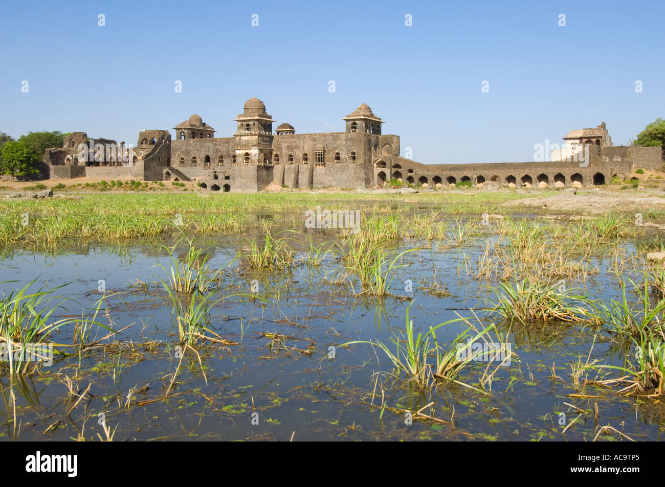 Un ampio angolo di visione attraverso uno dei man-made laghi (Kapur Talao) del Royal enclave e la nave's Palace (a Jahats Mahal). Foto Stock