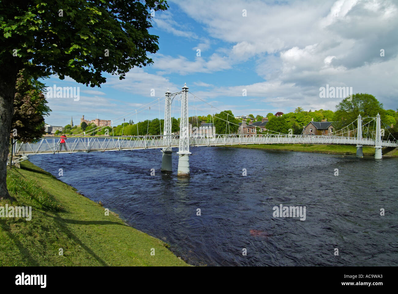 Turistica prendendo una foto del castello di Inverness da un ponte sul fiume Ness Highlands della Scozia EU UK GB Europa Foto Stock