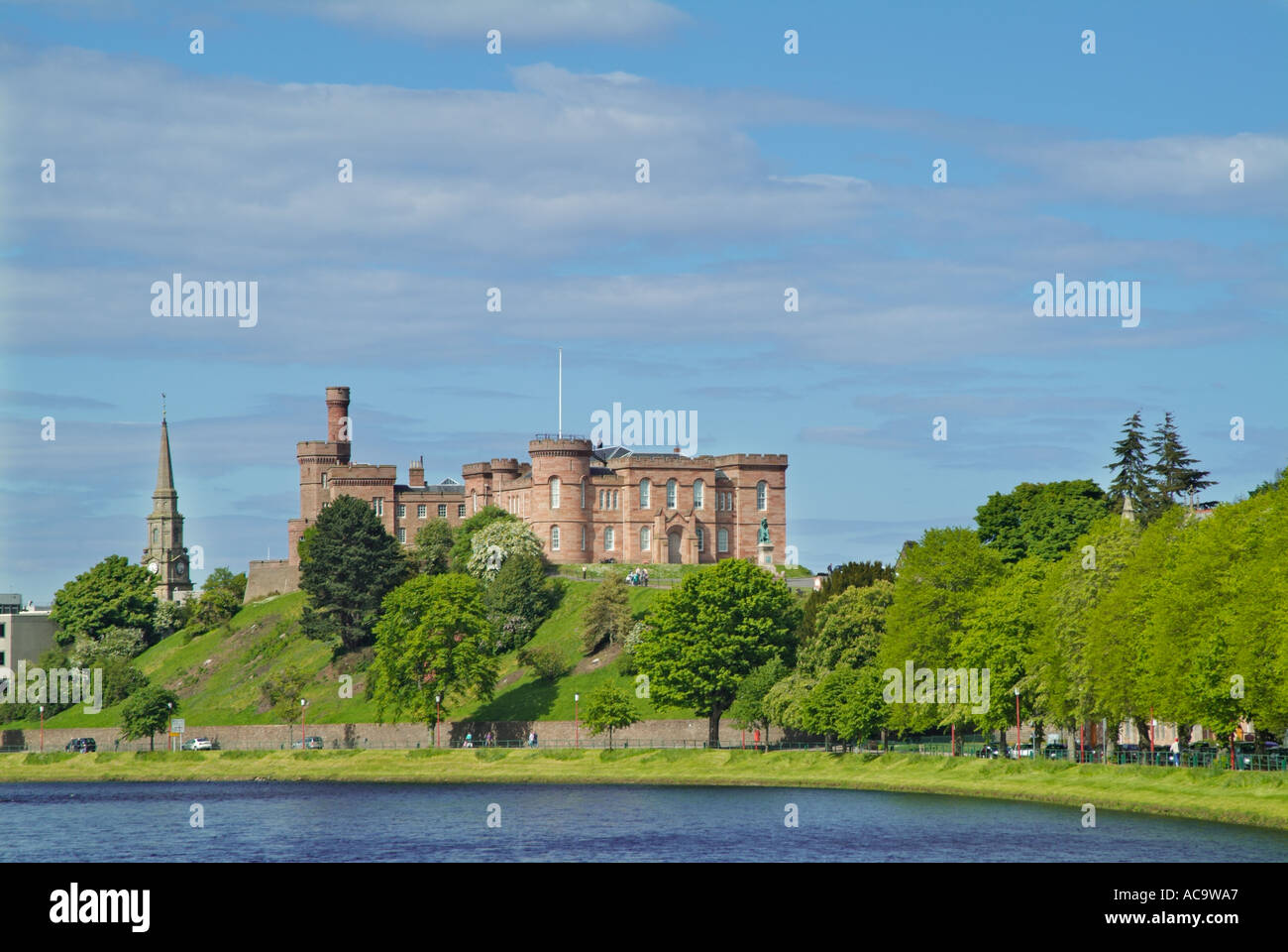 Inverness Castle dalle rive del fiume Ness Highlands della Scozia EU UK GB Europa Foto Stock