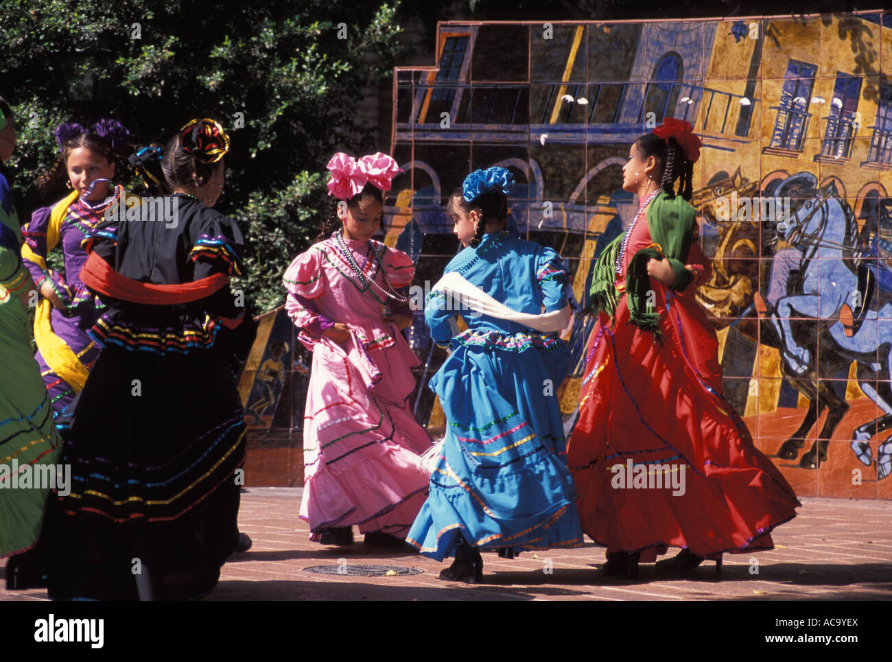 Le giovani ragazze preparare per eseguire in un il giorno dell indipendenza messicana festival a Olvera Street downtown Los Angeles California Foto Stock