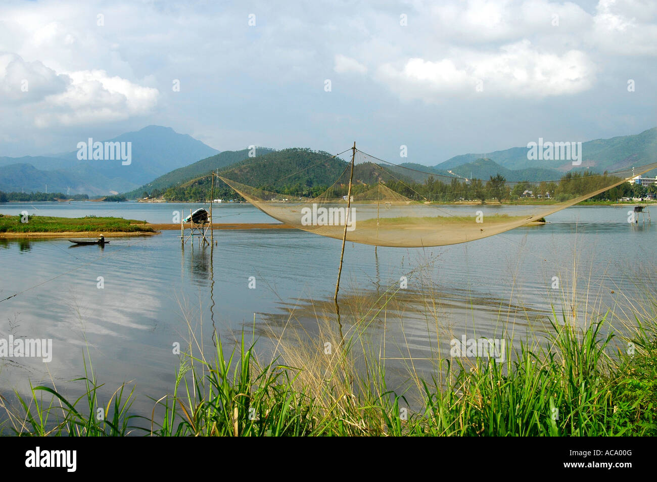 Reti Ffishing fissati su pali di bambù vicino a Danang, Vietnam Foto Stock