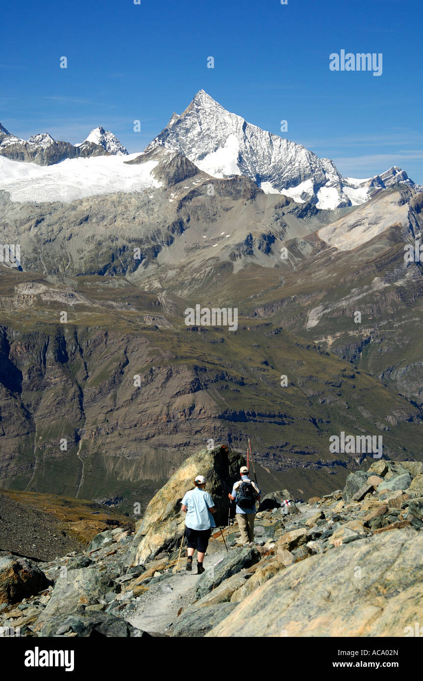 Escursioni nelle Alpi Valaisian vicino a Zermatt Weisshorn, picco, Vallese Svizzera Foto Stock