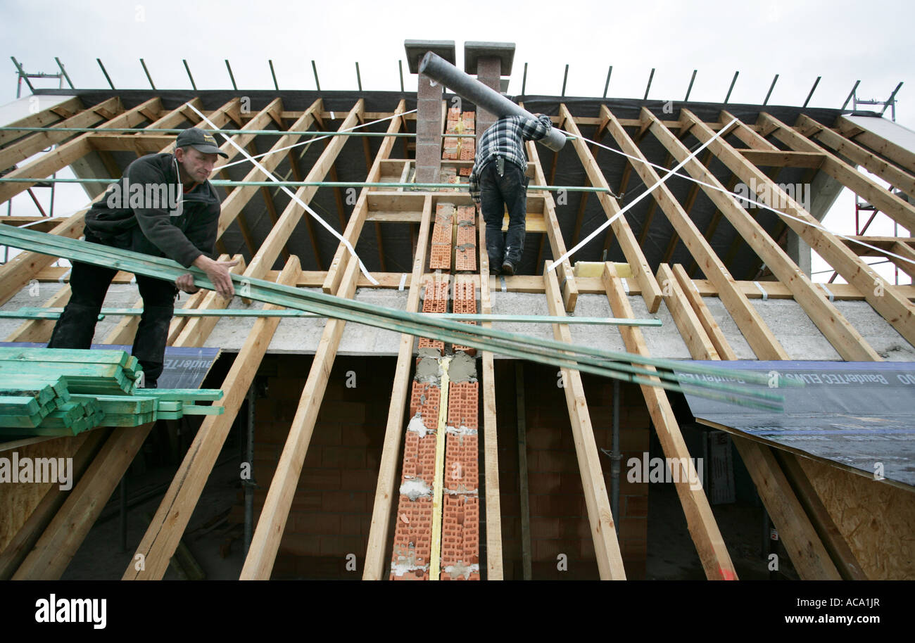 Carpenter la costruzione del traliccio sul tetto di una casa, Foto Stock