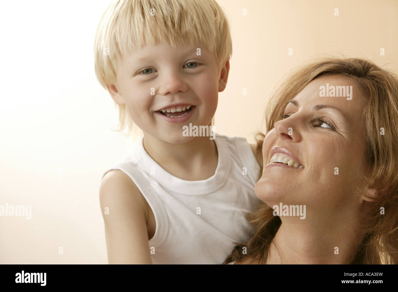 Mamma con il suo piccolo figlio Foto Stock