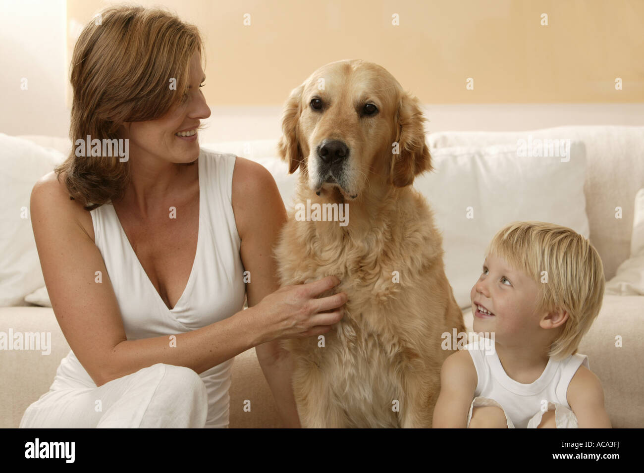 Madre e figlio all'interno con il cane di famiglia Foto Stock