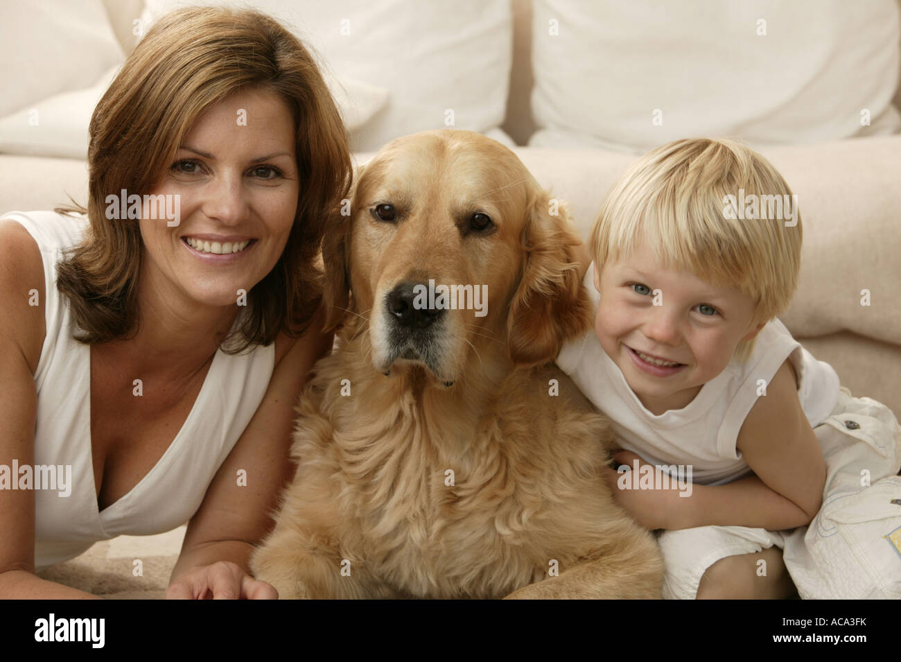 Madre e figlio all'interno con il cane di famiglia Foto Stock
