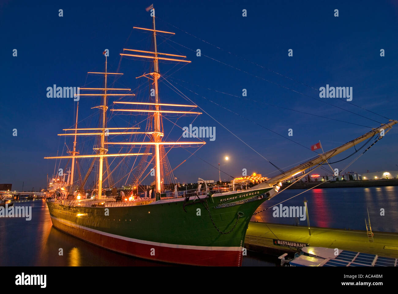 Storica nave a vela Rickmer Rickmers al porto di Amburgo al crepuscolo, Amburgo, Germania Foto Stock