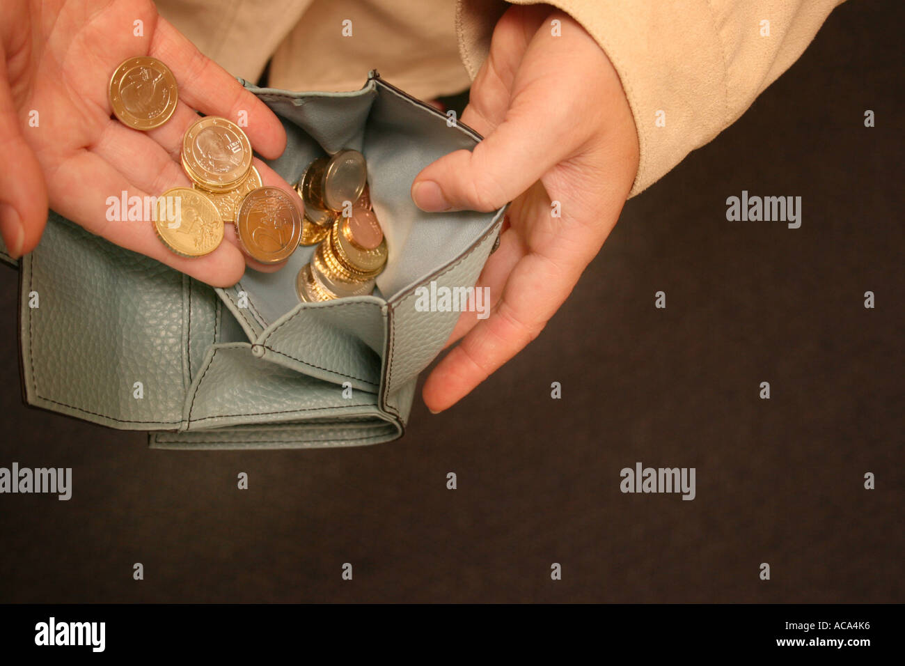 Il denaro nella borsa con le monete Foto Stock