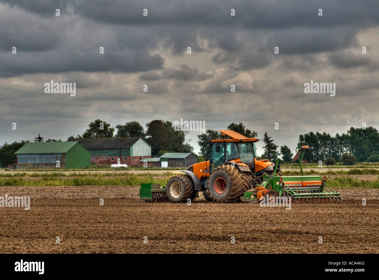 Agricoltura trattore un campo, Nordfriesland, Schleswig-Holstein, Germania Foto Stock