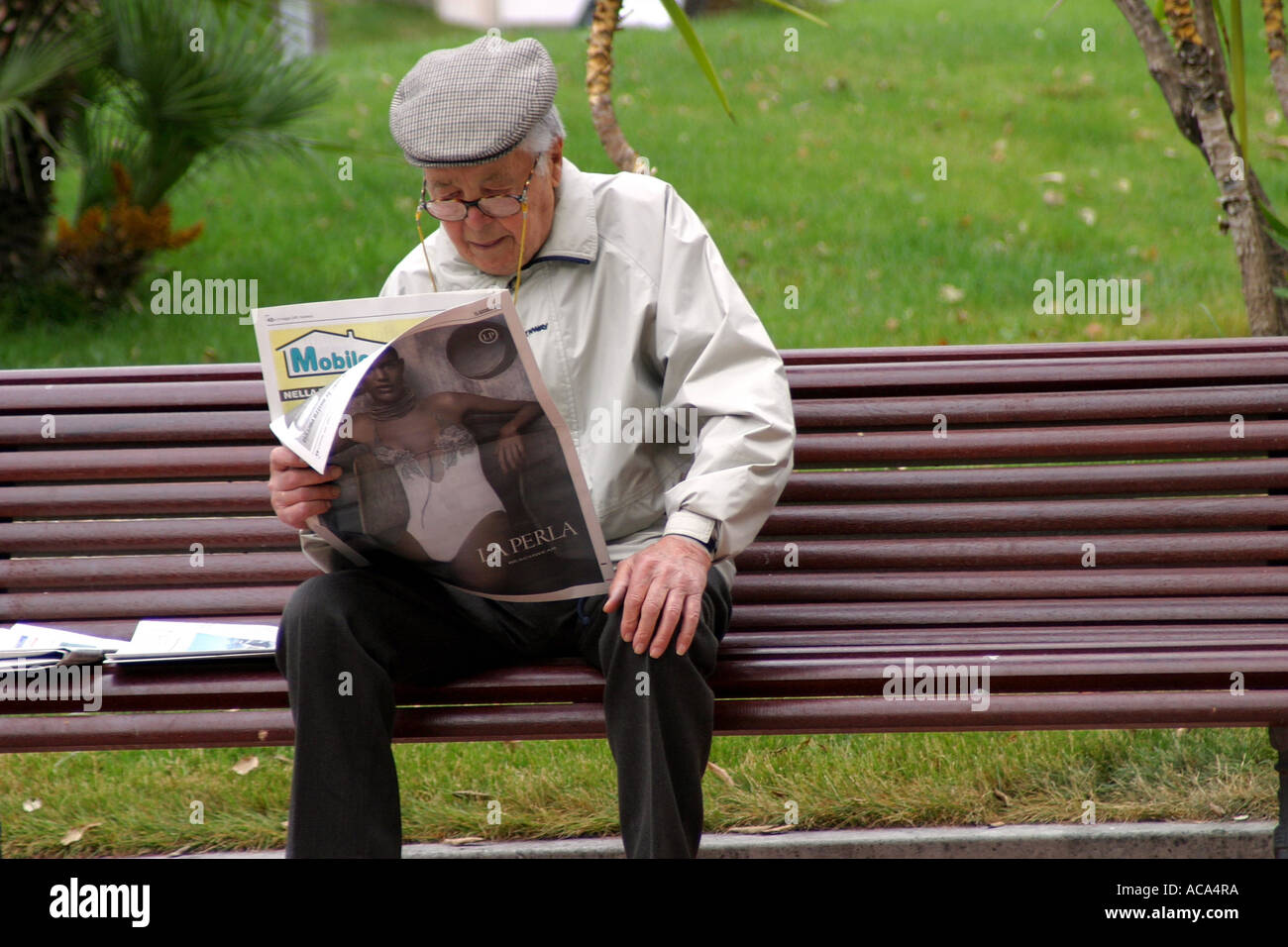 Senior Legge giornale Foto Stock