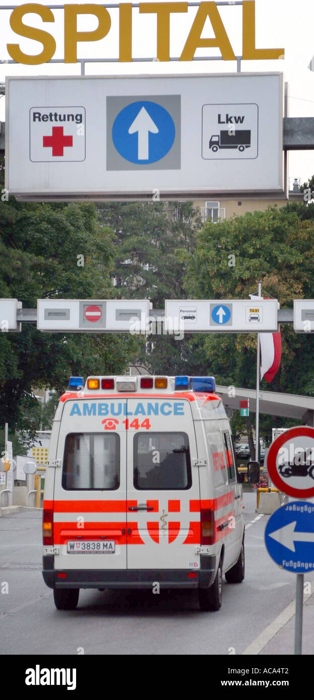 [Ambulanza di fronte ospedale Foto Stock