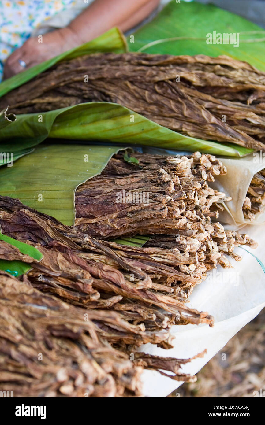 Il commercio di tabacco al mercato, isola Negros, Filippine Foto Stock