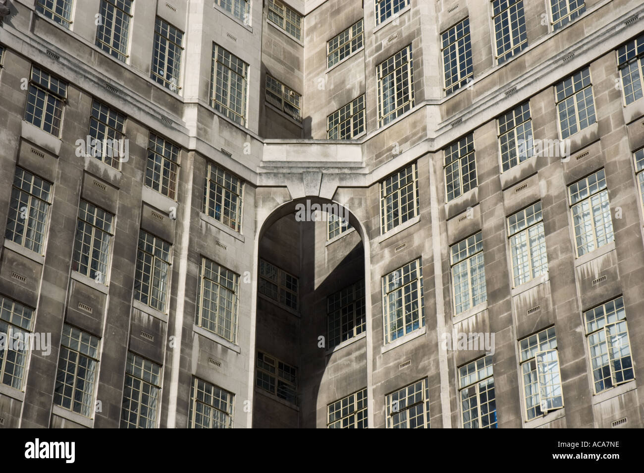 Parte di Art Deco edificio per uffici, Trasporti di Londra sede, St James Park di Londra - Inghilterra Foto Stock