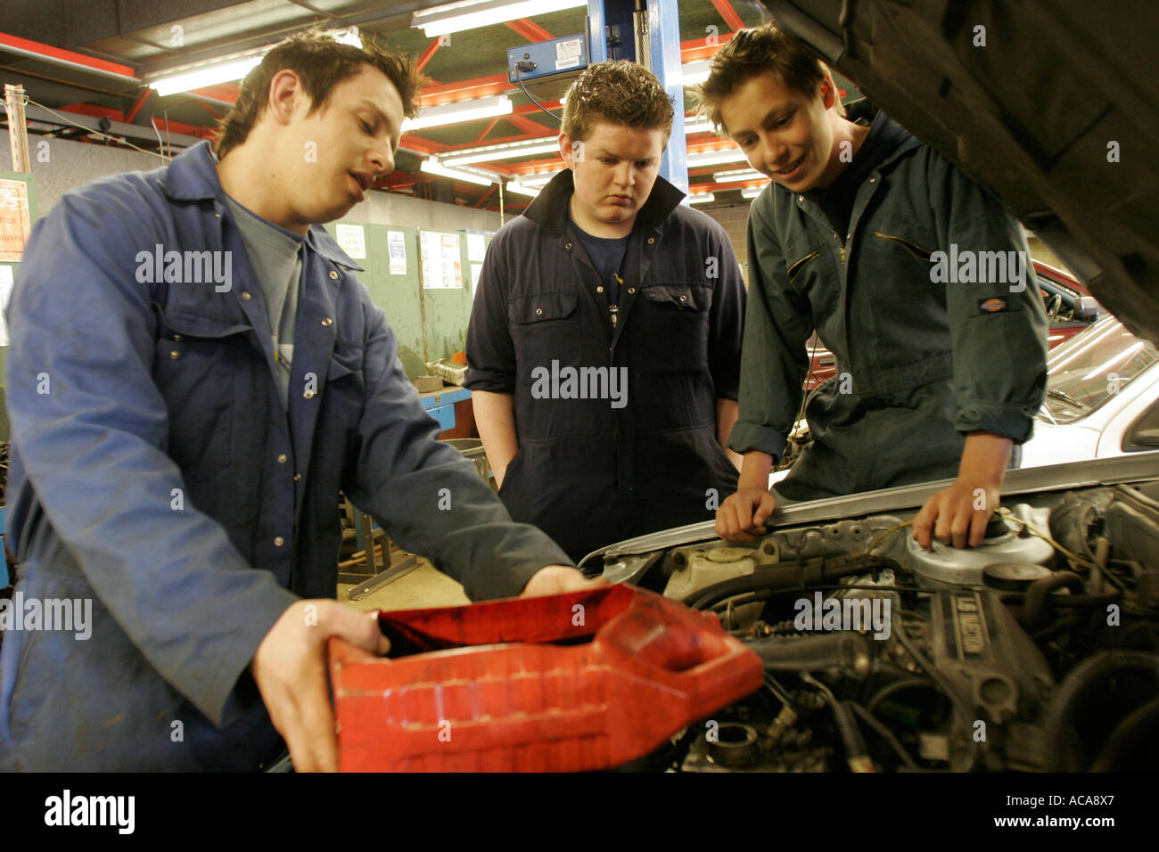 Gli studenti maschi meccanica Auto corsi a sixth form college Foto Stock