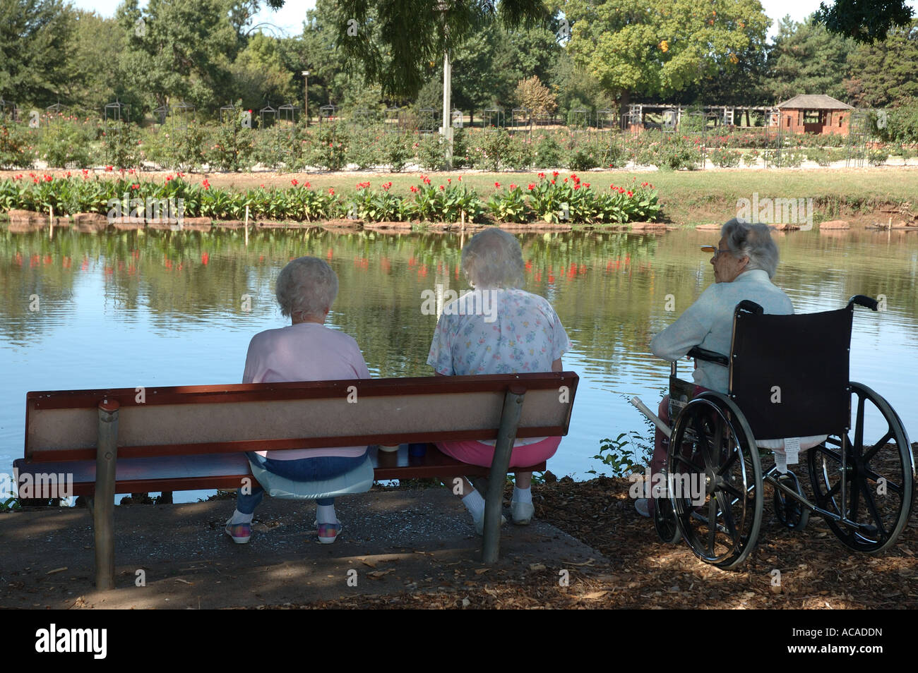 Tre persone anziane donne caucasici sedersi e parlare in un parco in Oklahoma. Stati Uniti d'America. Foto Stock