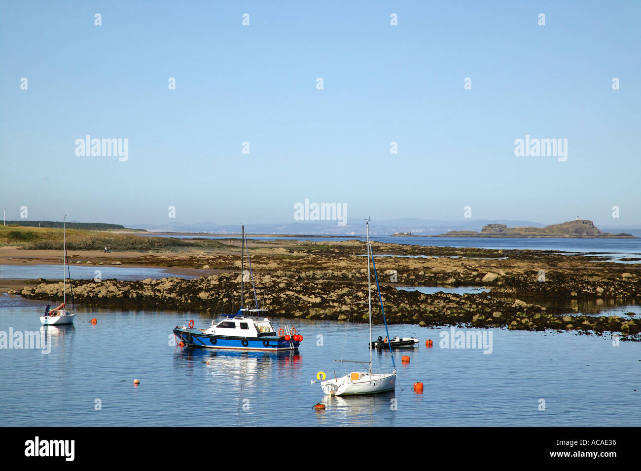 A North Berwick rive Scozia Costa Orientale con barche in primo piano Foto Stock