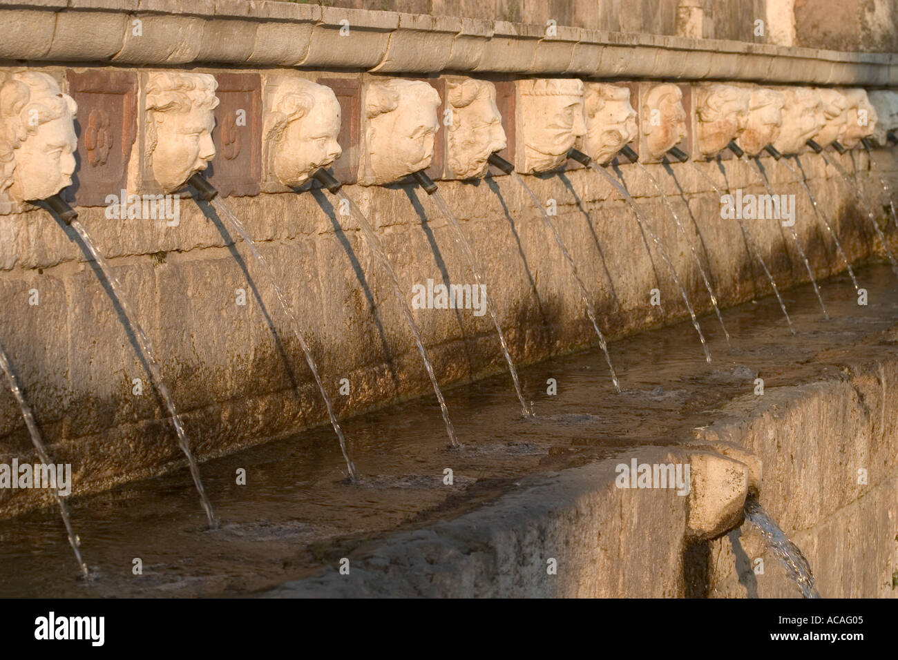 Fontana delle 99 Cannelle. L'Aquila, la regione Abruzzo, Italia Foto Stock