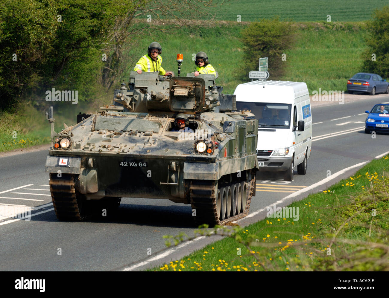 Serbatoio di allievo conducente su British road, REGNO UNITO Foto Stock