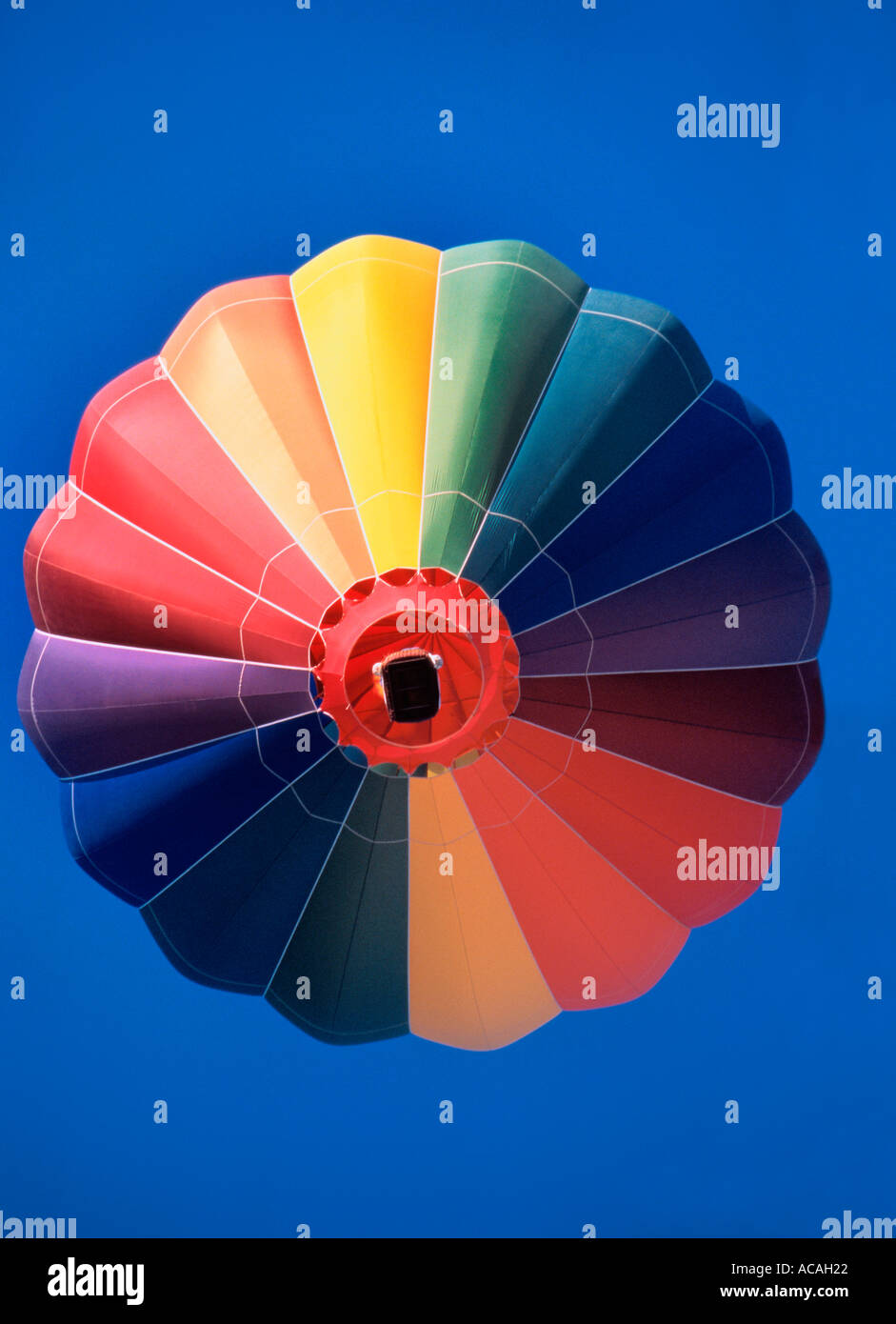Multicolorata mongolfiera con cestello in cielo blu Foto Stock