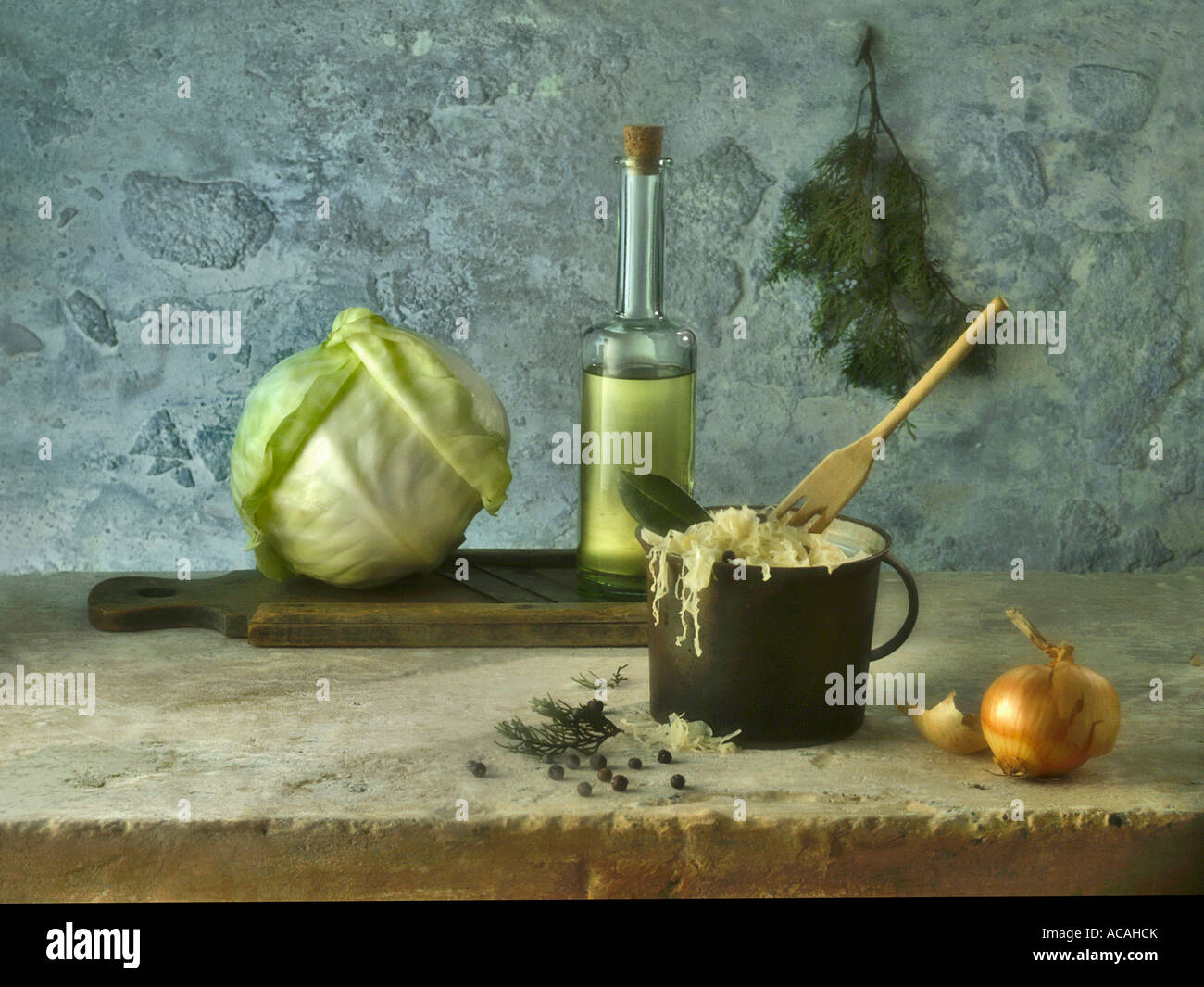 Ingredienti per i crauti: cavolo bianco, olio, bacche di ginepro, la foglia di alloro e cipolla Foto Stock