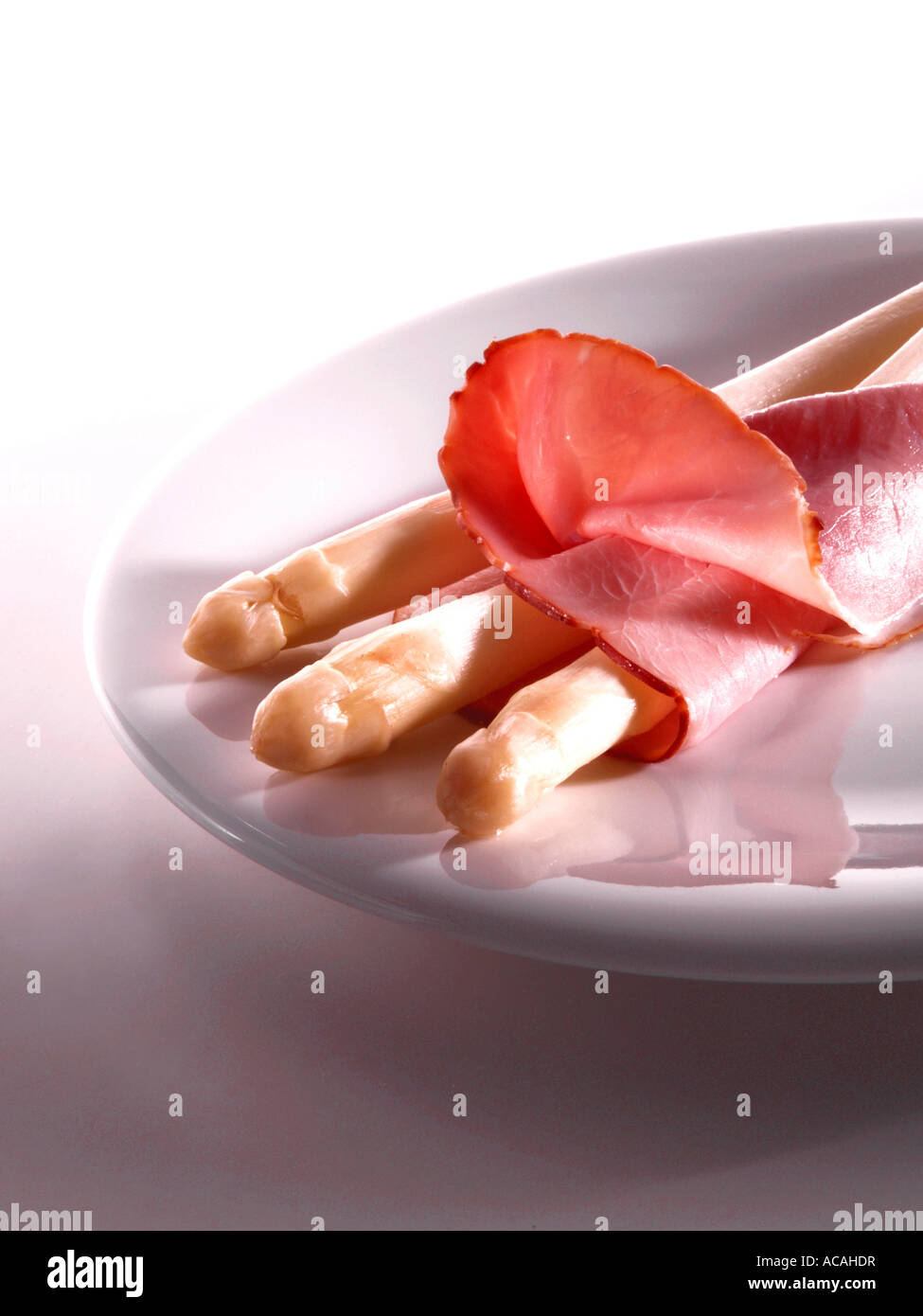 Asparagi con prosciutto cotto Foto Stock