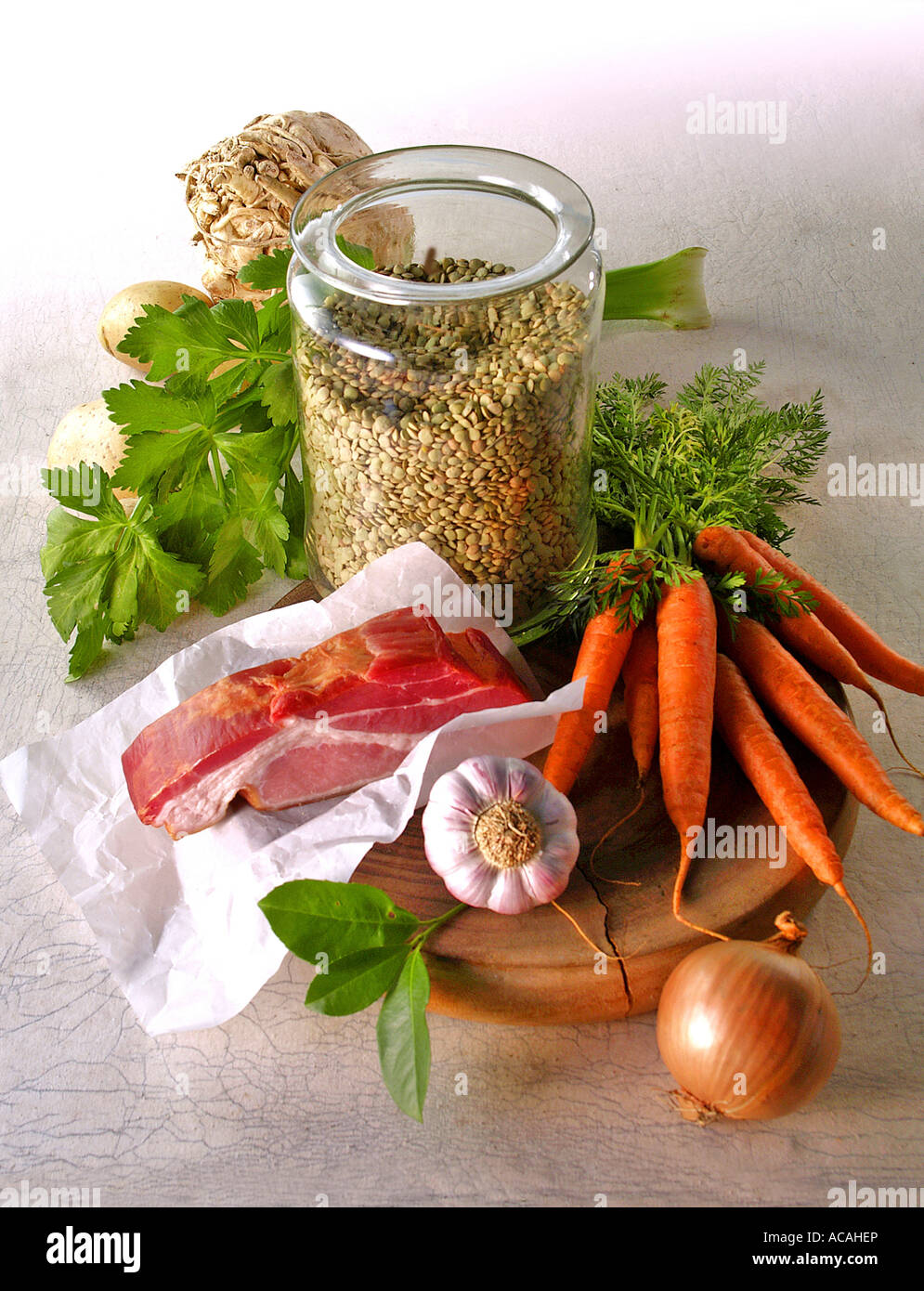 Ingedients per un piatto di lenticchie con speck Foto Stock