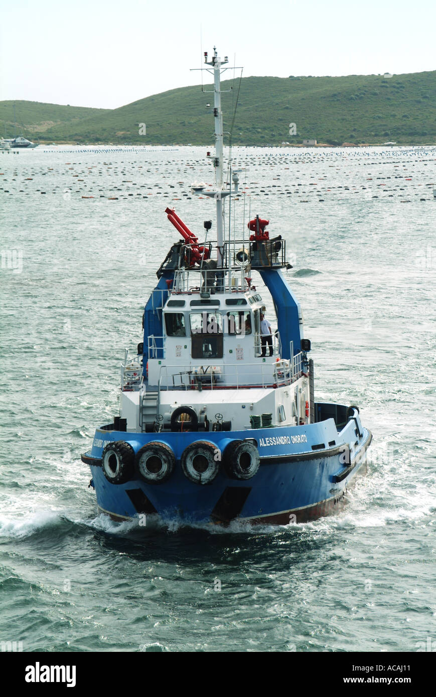 Olbia Sardegna Porto rimorchiatore a traino con galleggia in acqua marcatura molluschicoltura ubicazione Foto Stock