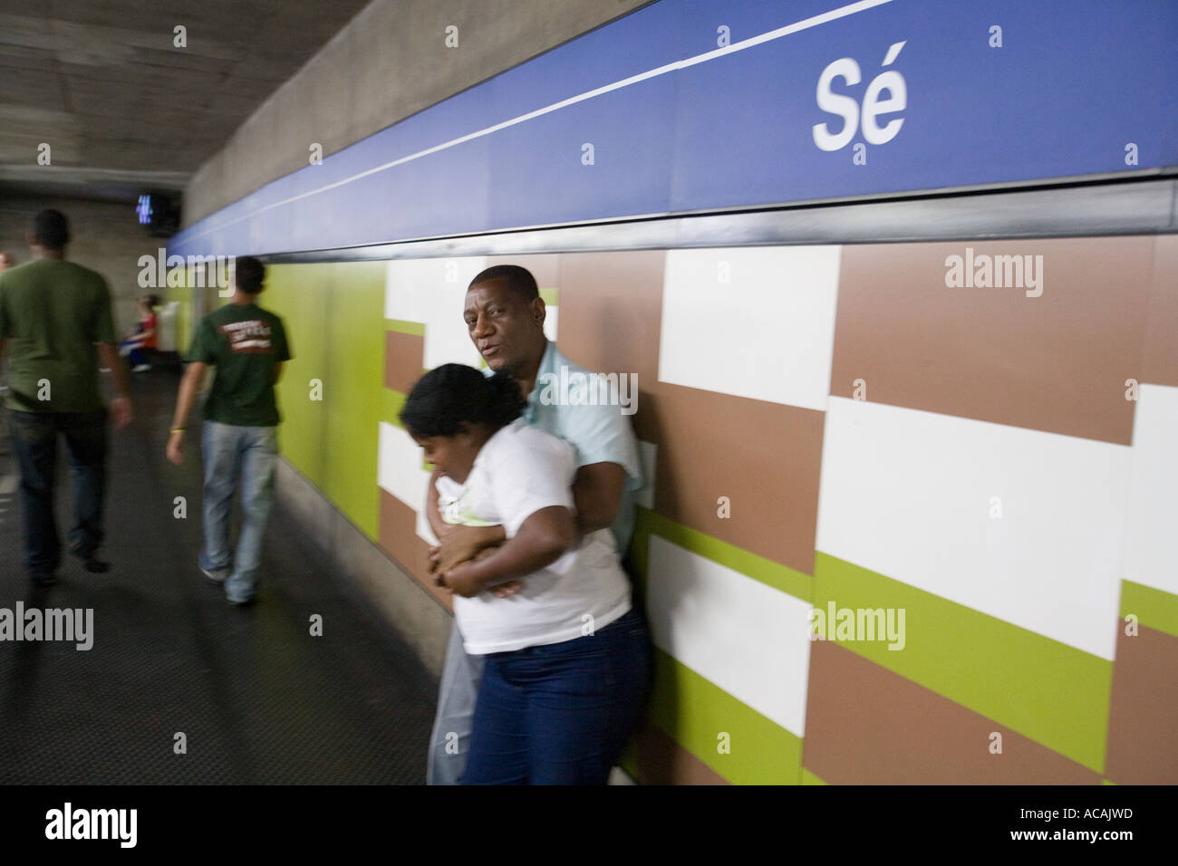 Un uomo è di vincolo di una donna trovato senza un biglietto di viaggio Sao Paulo in Brasile Foto Stock