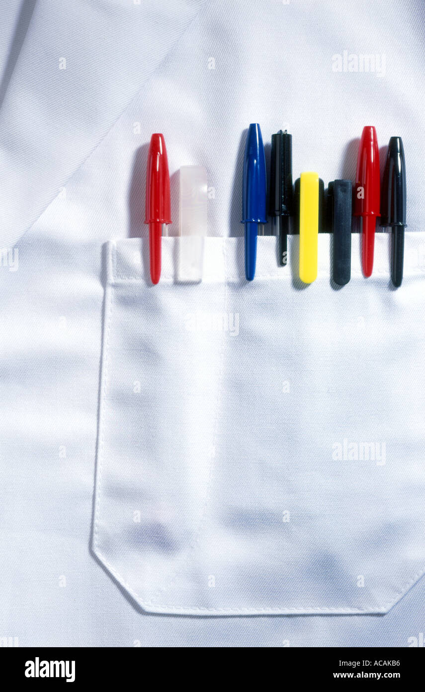 Una selezione di penne colorate in un medici laboratorio bianco tasca della  giacca Foto stock - Alamy