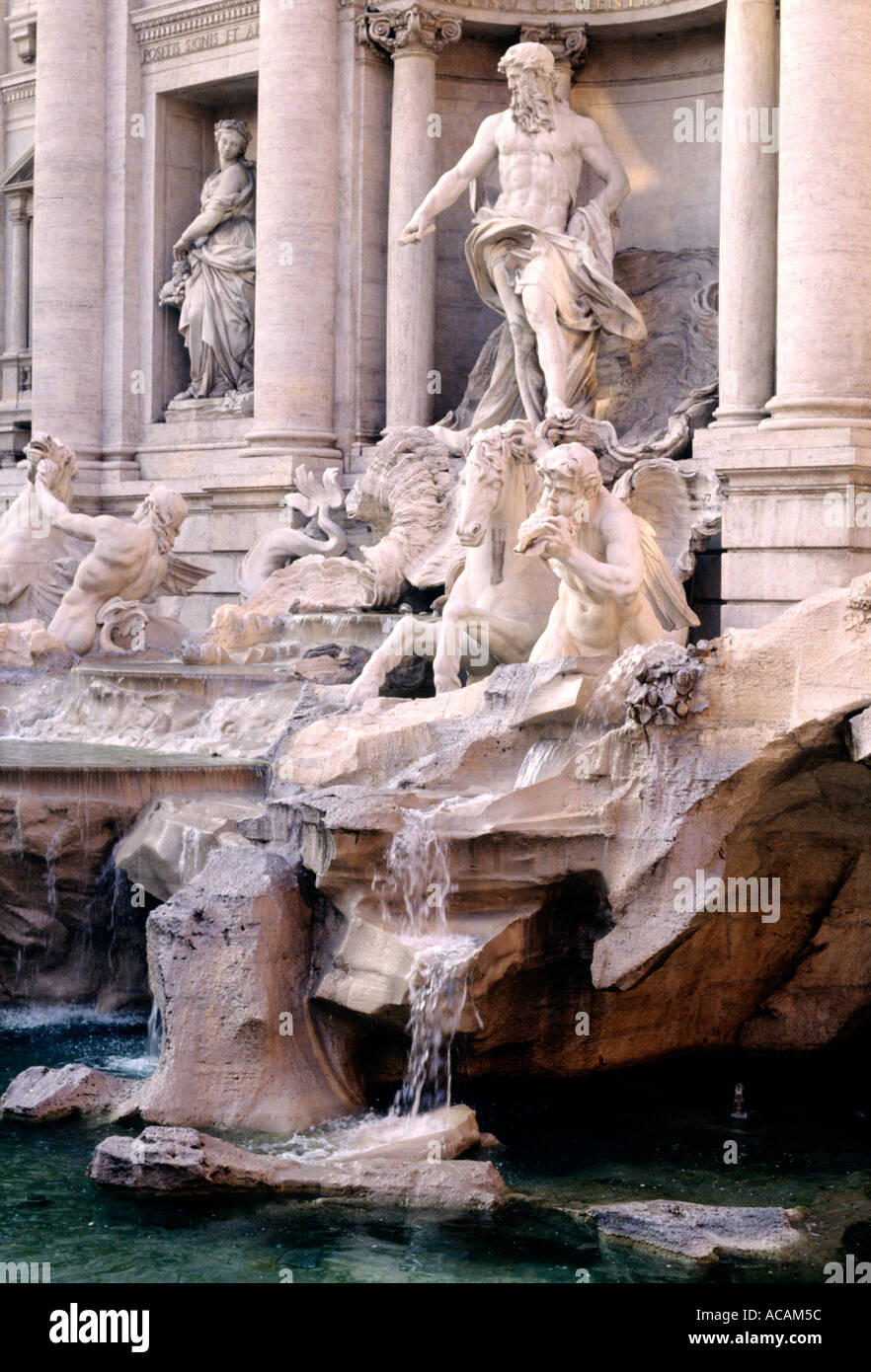 Fontana di Trevi statue e cascate Roma Italia Foto Stock