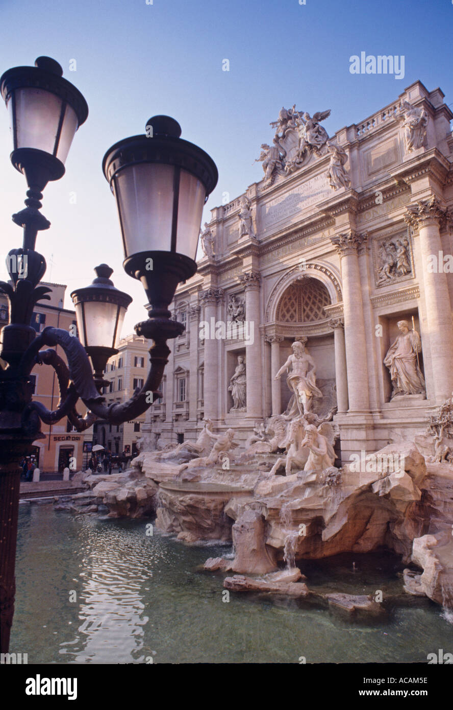 Fontana di Trevi Roma con statue e cascate con lanterne di strada tradizionali in primo piano al tramonto Roma Italia Ritratto verticale Tramonto Ian Shaw Foto Stock