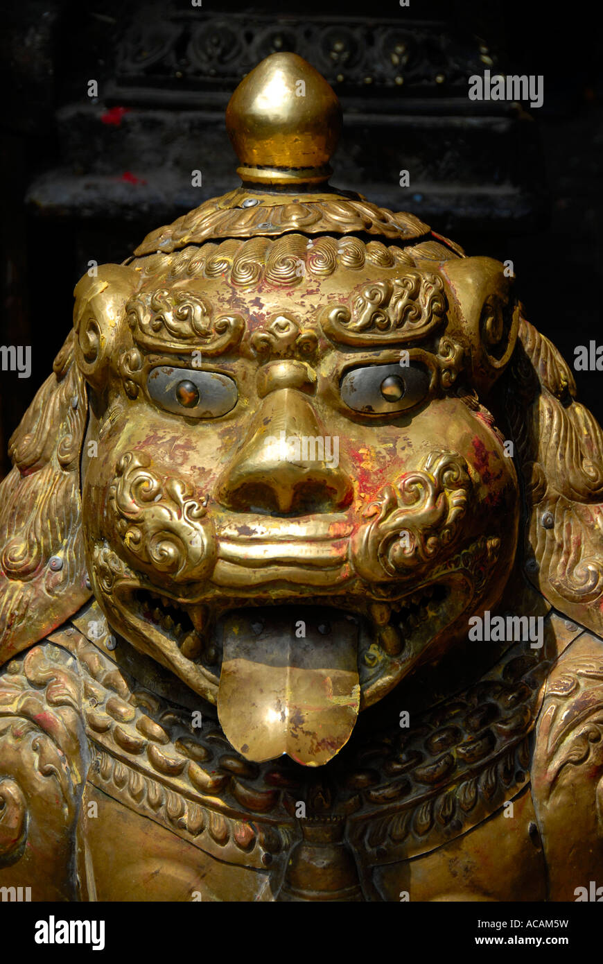 Lions Head di ottone al Tempio Dorato Patan Kathmandu in Nepal Foto Stock