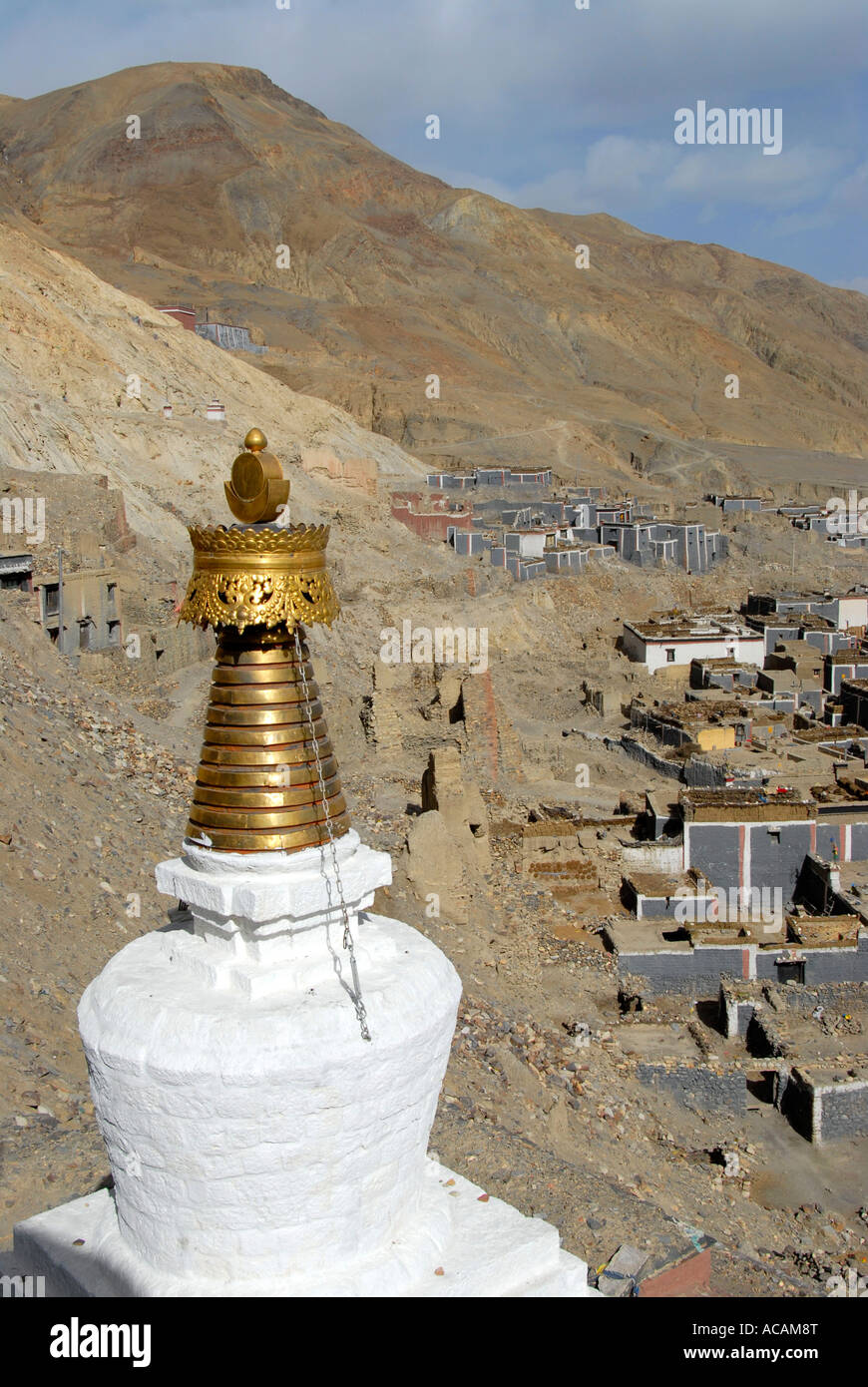 Buddismo tibetano stupa con golden top case tradizionali con il grigio e rosso scuro pareti dipinte in pendio montano Sakya Mona Foto Stock