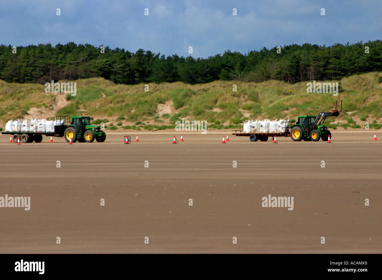 Il Cockle coltivazioni in transito sulla spiaggia di Pembury Foto Stock