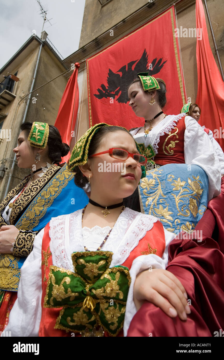 Le ragazze vestite in tipici costumi Ortodossa per la celebrazione di  Pasqua Piana degli Albanesi Palermo Sicilia Italia Foto stock - Alamy