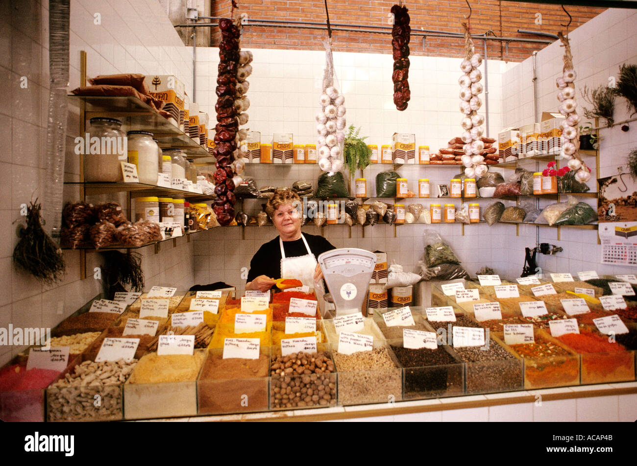 Signora la vendita di varietà di spezie dal suo mercato spagnolo stallo in Fuengirola Spagna meridionale Foto Stock
