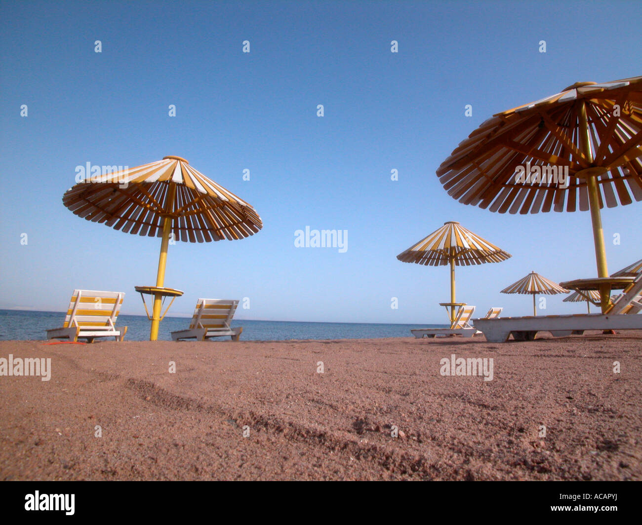 Spiaggia con ombrelloni Dahab, Sinai, Egitto Foto Stock