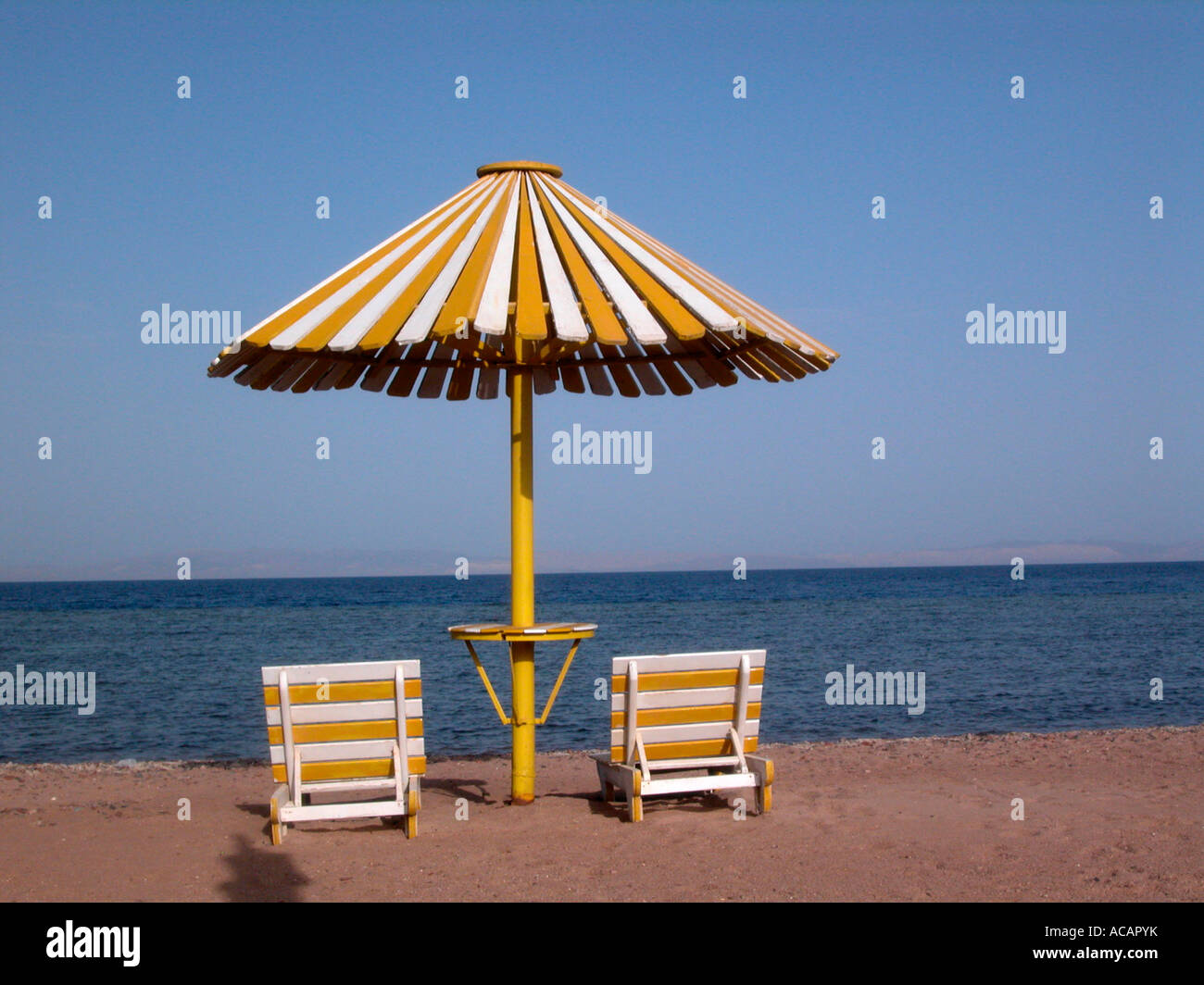 Ombrellone in spiaggia, Dahab, Sinai, Egitto Foto Stock