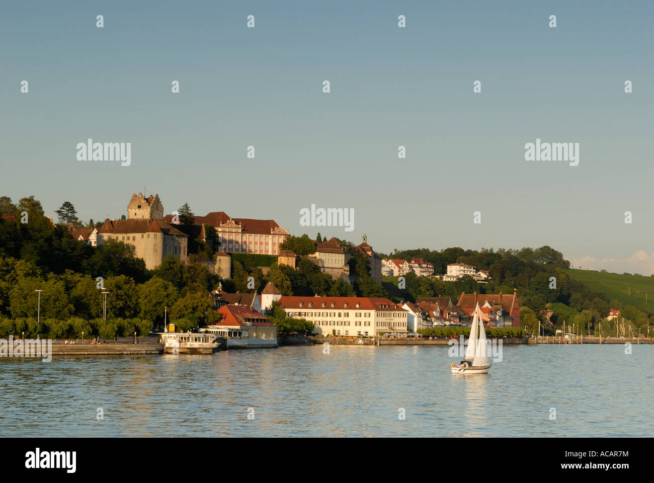 La vecchia parte della città un castello storico nel crepuscolo, Meersburg, Baden Wuerttemberg, Germania, Europa Foto Stock