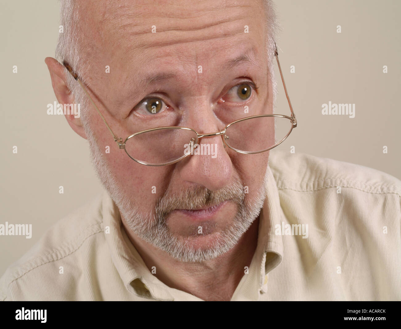 Ritratto di un uomo anziano con gli occhiali, 58 anni Foto Stock