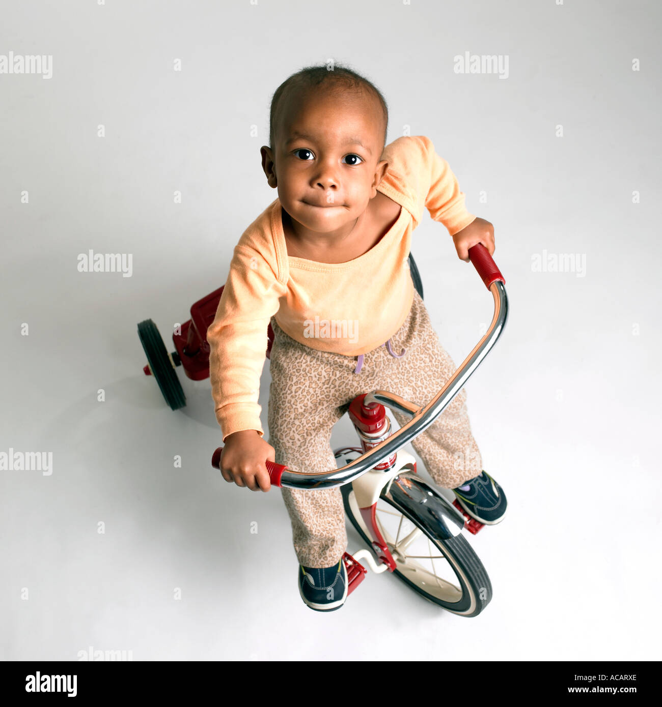 Bambino sul triciclo bambino 3-5 anni americano africano Foto Stock