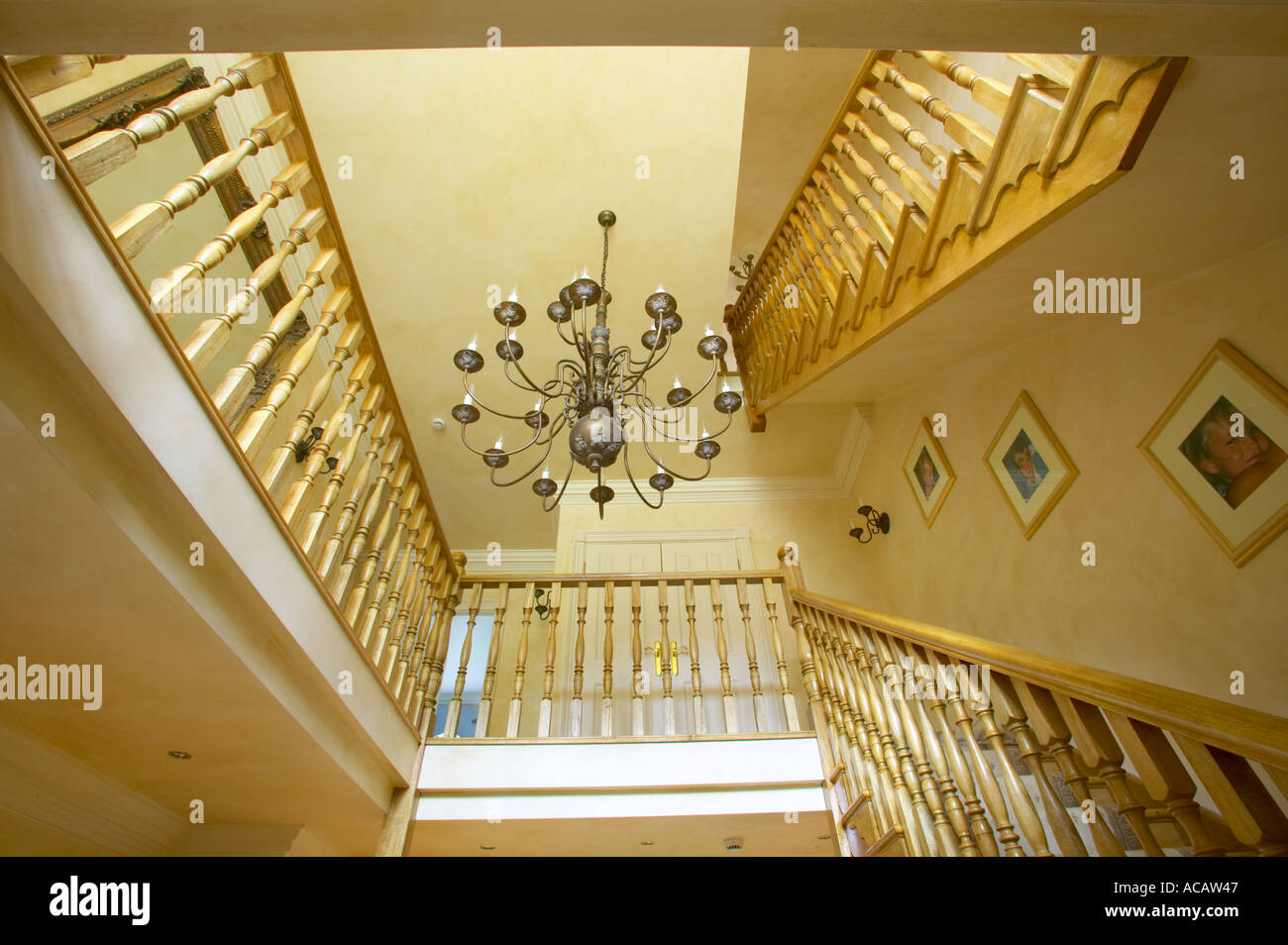 Le scale nel corridoio della grande casa moderna con lampadario Foto Stock