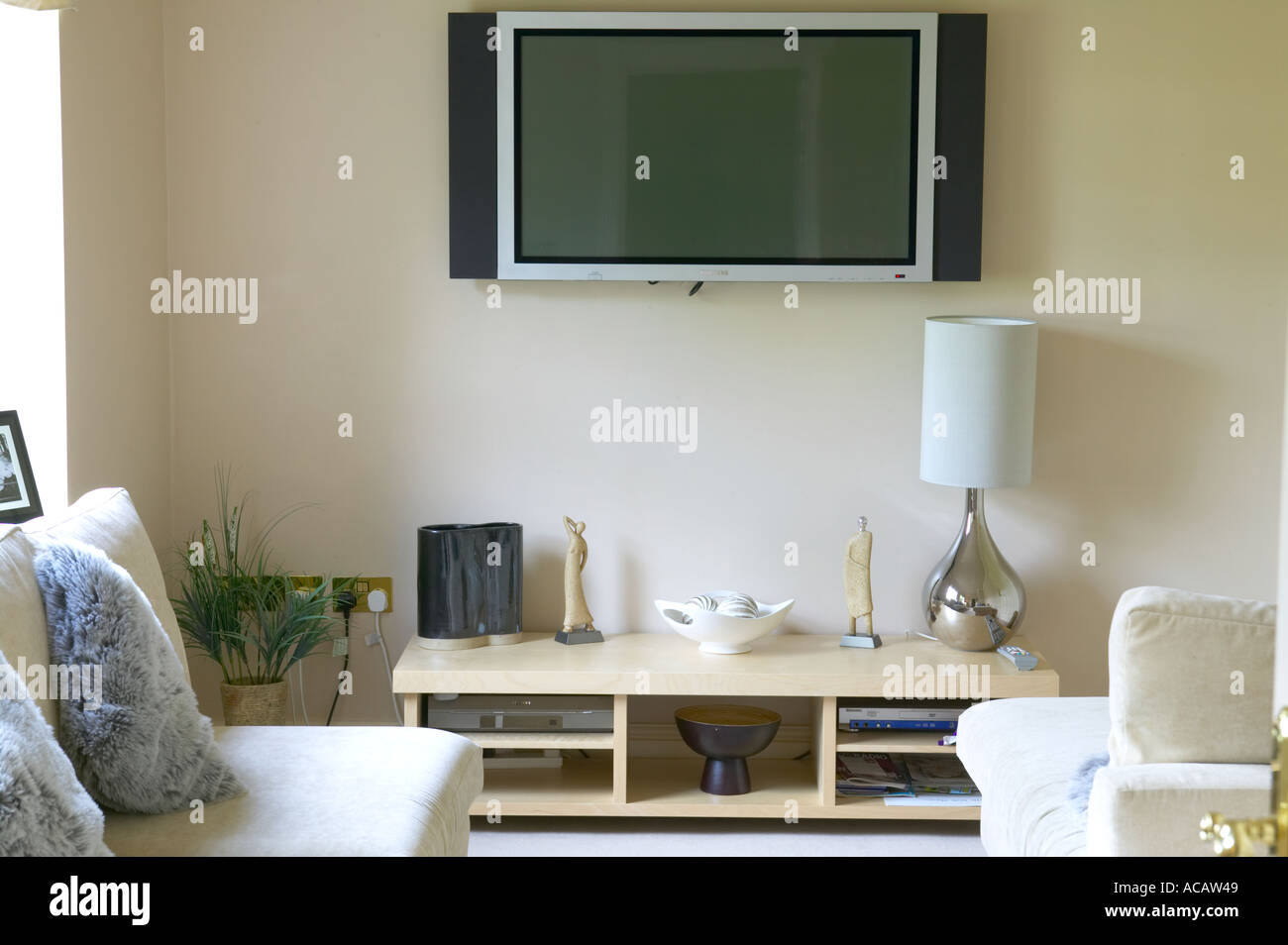 Home office con grande schermo piatto televsion nella nuova proprietà Foto Stock