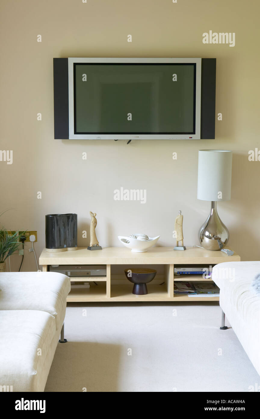 Home office con grande schermo piatto televsion nella nuova proprietà Foto Stock