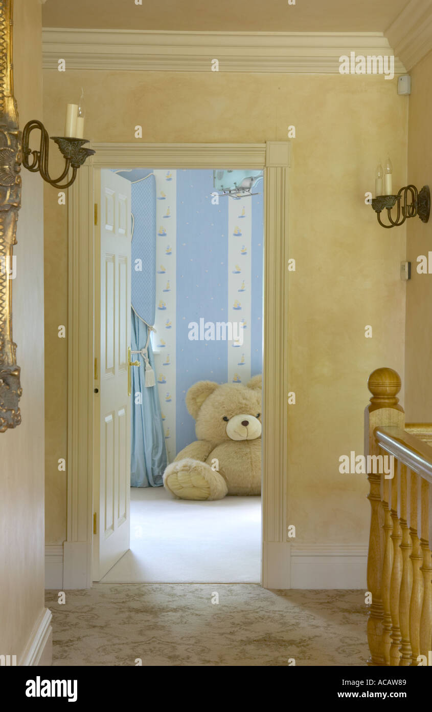 Guardando in camera da letto per i bambini di una grande casa moderna con grandi bear Foto Stock