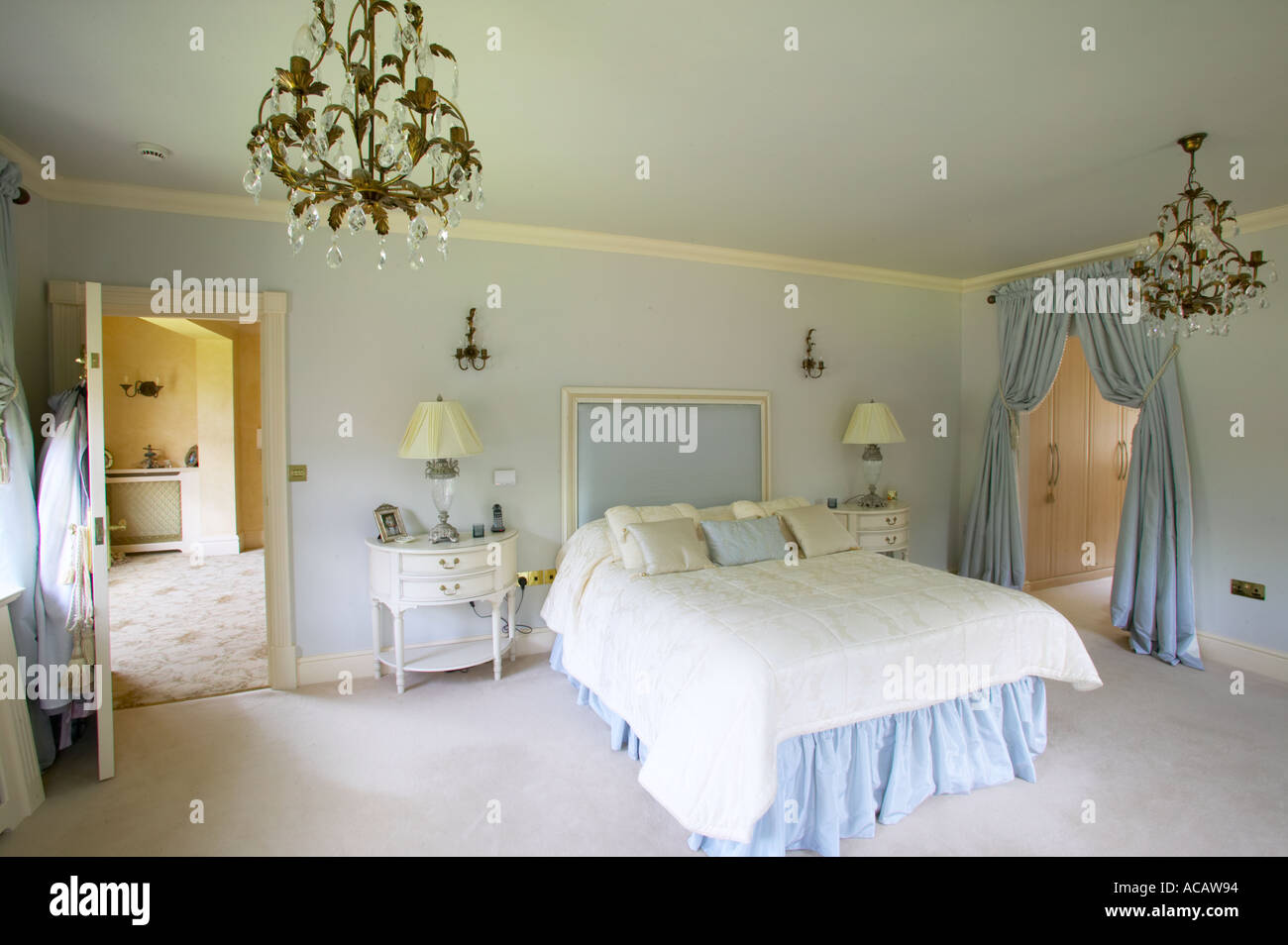 La camera da letto padronale di Ampia casa con spogliatoio e bagno en suite Foto Stock
