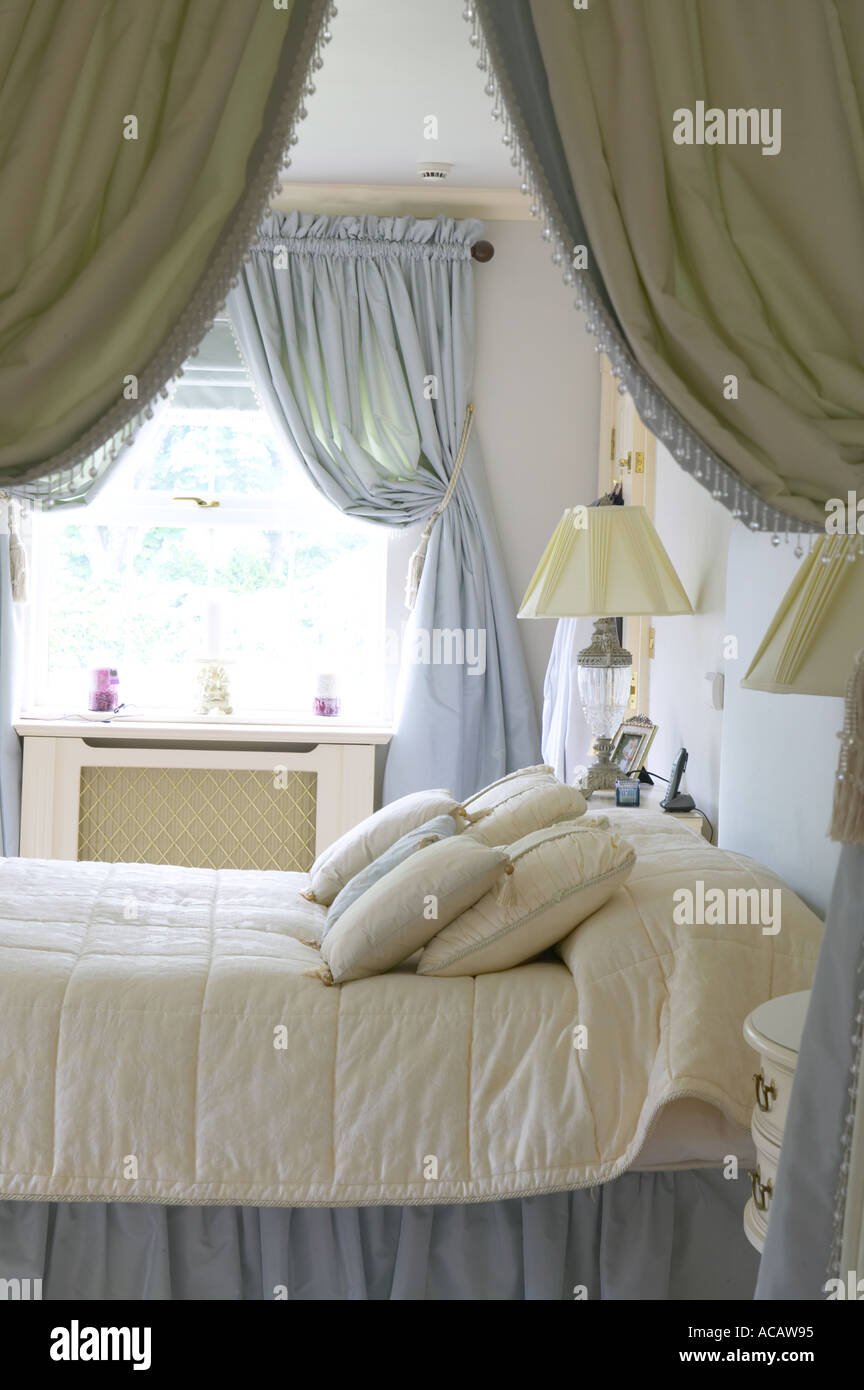 La camera da letto padronale di Ampia casa con spogliatoio e bagno en suite Foto Stock