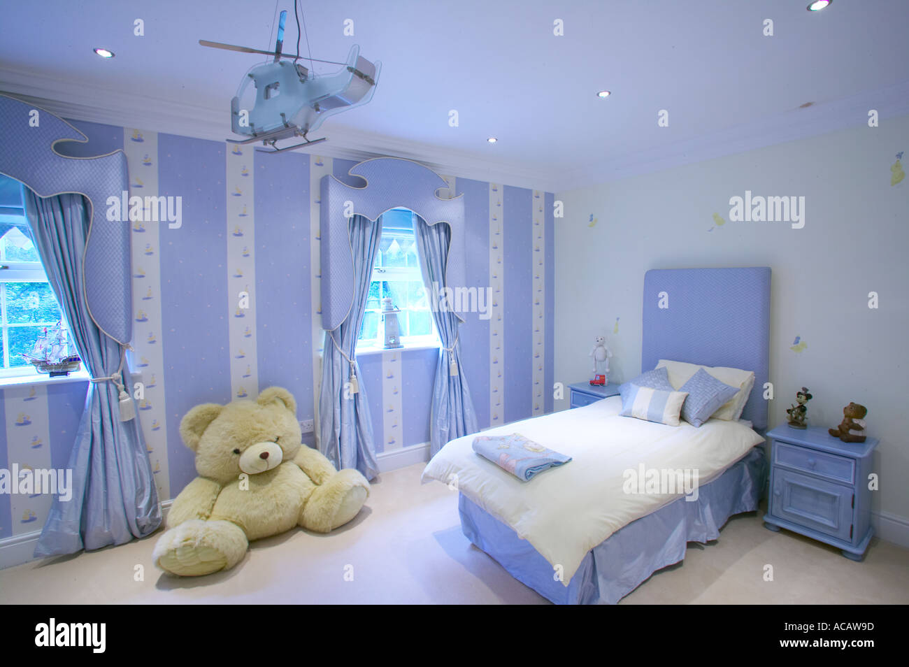 Bambini La camera da letto di casa grande con enormi orsacchiotto Foto Stock