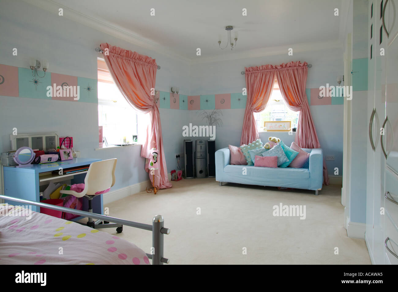 Camera per bambino di casa grande con spogliatoio e bagno en suite Foto Stock
