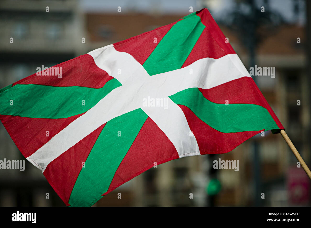 Il basco bandiera nazionale la Ikurrina durante la manifestazione politica nel centro di Bilbao Foto Stock